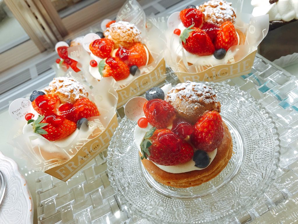 いちごのシューケーキ