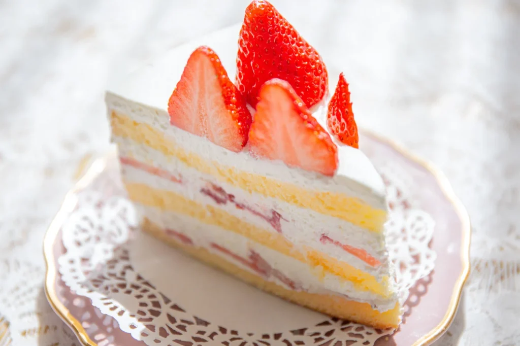 お皿に乗っているショートケーキ